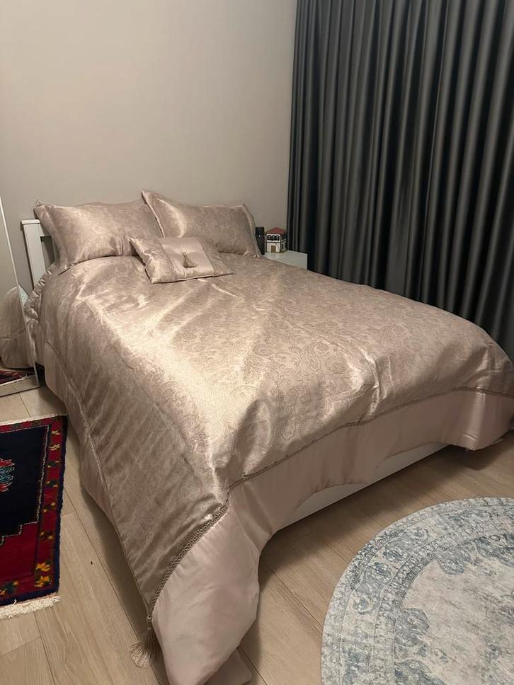 Karaca Harem:Poederroze bedsprei met plaid en sierkussens, Huis en Inrichting, Slaapkamer | Beddengoed, Zo goed als nieuw, Deken of Dekbed