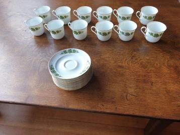 12 porseleinen koffiekopjes met wijnrankillustratie  beschikbaar voor biedingen