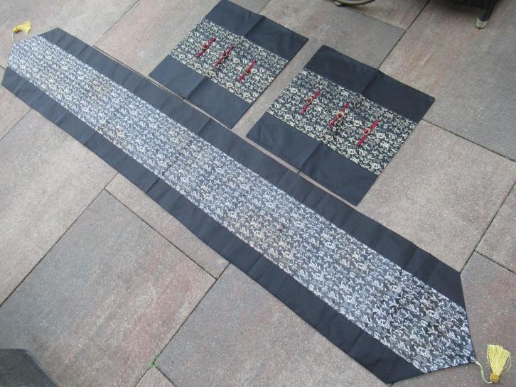 TAFELLOPER en 2 Kussenslopen zwarte zijde nieuw samen € 15, Huis en Inrichting, Tafelkleden, Nieuw, Rechthoek, Ophalen of Verzenden