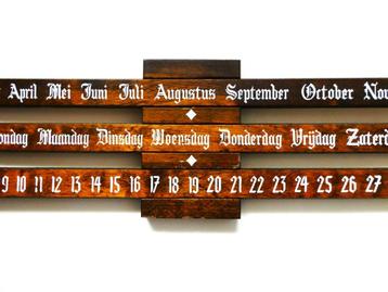 Een houten eeuwigdurende kalender / schuifkalender  beschikbaar voor biedingen