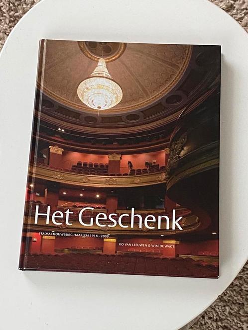 K. van Leeuwen - Het geschenk, Boeken, Kunst en Cultuur | Dans en Theater, Zo goed als nieuw, Ophalen of Verzenden