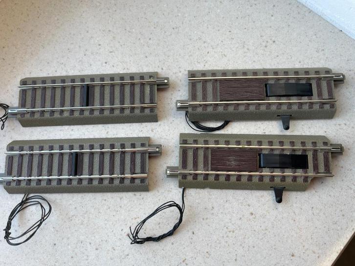 Roco 2x61119 elektrische ontkoppelrails+2x 61117 schakelrail, Hobby en Vrije tijd, Modeltreinen | H0, Zo goed als nieuw, Rails