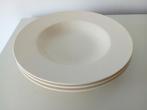 3 diepe borden 23 cm Wedgwood Queens Ware  PLAIN IVORY, Ophalen of Verzenden, Zo goed als nieuw, Bord(en), Wedgwood