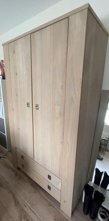 Houten kinderkleding kast