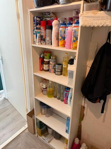 Boekenkast/voorraadkast