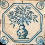 Oude tegel tulpvaas met bijzondere hoekdecoratie., Ophalen of Verzenden