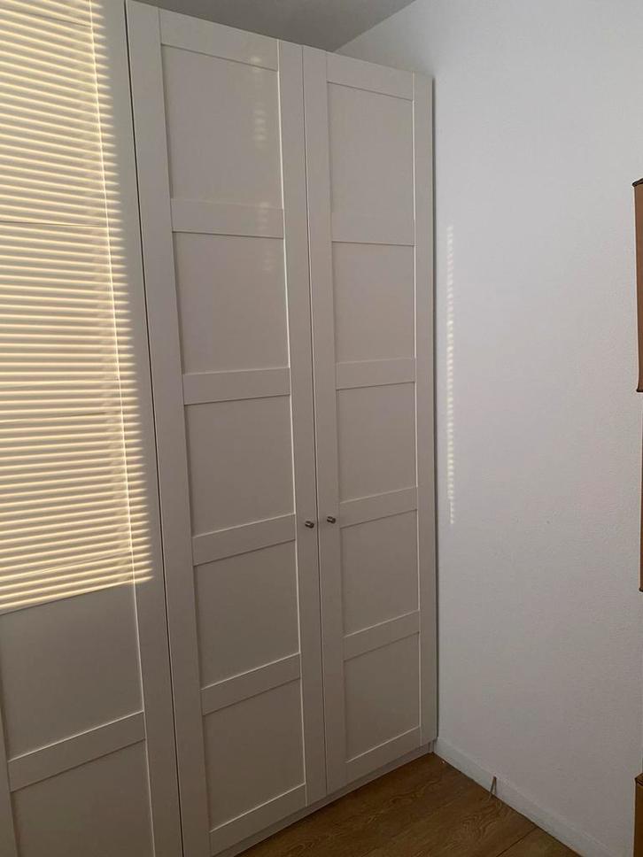 Witte kledingkast met deuren en hangruimte - Ikea PAX, Huis en Inrichting, Kasten | Kledingkasten, Zo goed als nieuw, 200 cm of meer