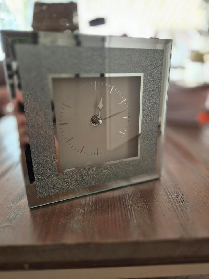 Glinsterende Tafelklok - Analoog, Huis en Inrichting, Woonaccessoires | Klokken, Zo goed als nieuw, Wekker of Tafelklok, Analoog