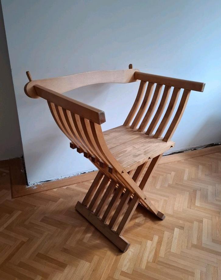 Naturel hardhouten schaarstoel met armleuningen, Huis en Inrichting, Stoelen, Gebruikt, Eén, Hout, Bruin, Ophalen