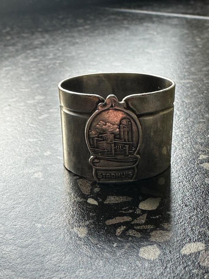 Mooie verzilverde servetring. Stadhuis. Sola 90., Antiek en Kunst, Antiek | Goud en Zilver, Zilver, Ophalen of Verzenden