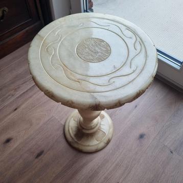 Vintage marmeren Albast bijzettafel beschikbaar voor biedingen