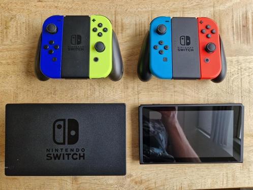 Nintendo Switch 2019 upgrade versie met 4 Joy-Cons, Spelcomputers en Games, Spelcomputers | Nintendo Switch, Zo goed als nieuw