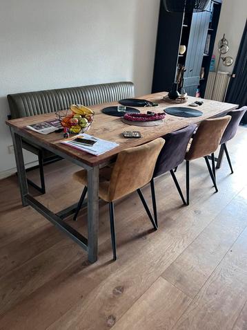 TOWER LIVING Industriële eettafel met stoelen beschikbaar voor biedingen