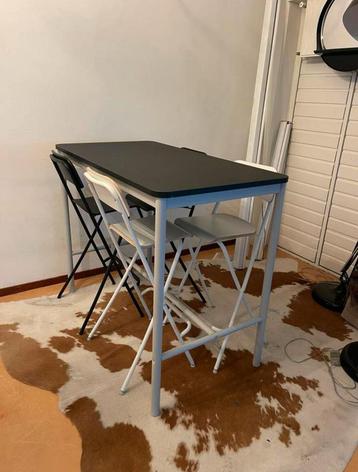 Bartafel Tommaryd met vier krukken IKEA 2 wit 2 zwart beschikbaar voor biedingen