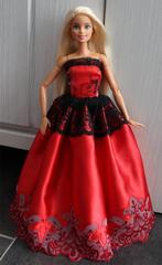 Barbie kleding nieuw - Lange jurk rood satijn en zwart kant, Ophalen of Verzenden, Nieuw, Barbie