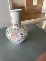 Decoratieve Vaas met Bloemenmotief, Huis en Inrichting, Ophalen, Wit, Aardewerk of Porselein, Zo goed als nieuw