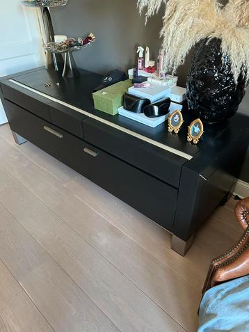 Mooie dressoir/ TV meubel kan nog prima rondje mee