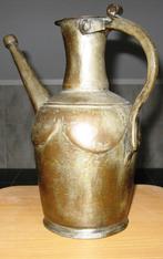 Antieke water schenkkan van brons felsranden en nagels, Ophalen of Verzenden, Brons