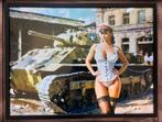 Uniek Sexy Leger WW2 Pin up met Sherman tank poster Lijst, Verzenden, Nederland, Foto of Poster