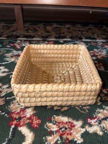 Klein rieten mandje - 14x6 cm beschikbaar voor biedingen
