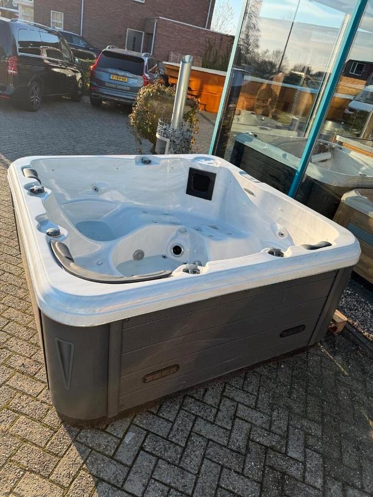 2x Spa AANBIEDING – Direct beschikbaar, Tuin en Terras, Bubbelbaden en Hottubs, Gebruikt, Vast, Ophalen