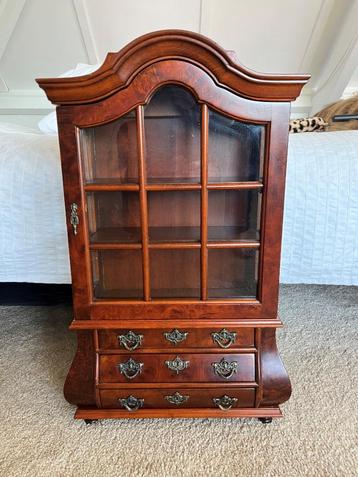 Klein kabinetje beschikbaar voor biedingen