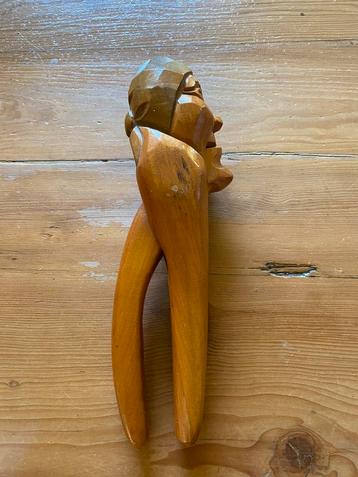 Vintage houten notenkraker beschikbaar voor biedingen