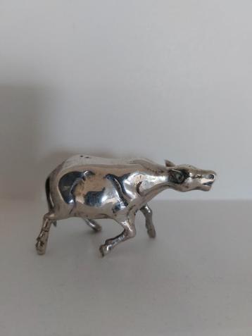 Zilveren Miniatuur Os beschikbaar voor biedingen