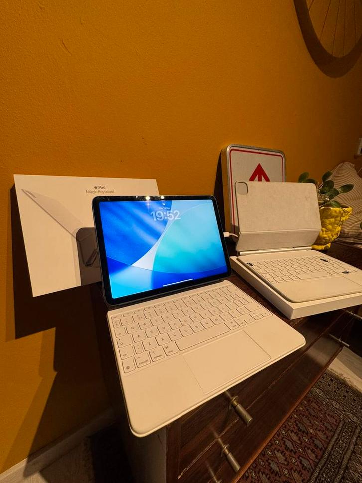 Ipad air M1 5th generation met twee magic keyboards, Computers en Software, Apple iPads, Apple iPad Air, 11 inch, 64 GB, Ophalen of Verzenden