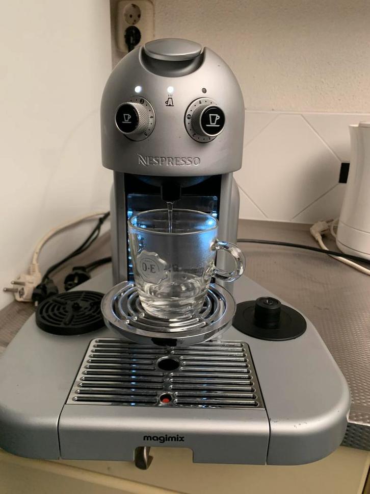 MAGIMIX NESPRESSO KOFFIE ZETAPPARAAT, Witgoed en Apparatuur, Koffiezetapparaten, Zo goed als nieuw, Koffiepads en cups, Espresso apparaat