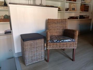 Rotan stoel met bijpassende hocker beschikbaar voor biedingen