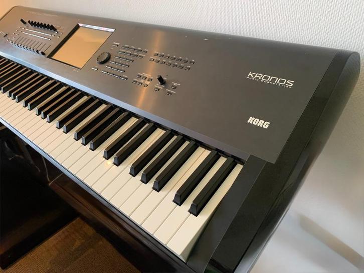 Korg Kronos 73 met softcase (met wielen), Muziek en Instrumenten, Synthesizers, Zo goed als nieuw, 76 toetsen, Korg, Met koffer of flightcase