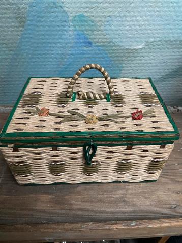 Vintage naaidoosje met inhoud beschikbaar voor biedingen