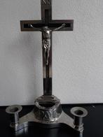 Staand kruisbeeld ,met 2 kandelaars en glazen wijwa, Overige religies, Gebruikt, Ophalen of Verzenden