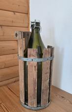 Grote groene vintage fles in robuuste ronde houten krat - la, Ophalen of Verzenden
