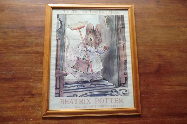 houten lijst met een poster van Beatrix Potter -two bad mice, Huis en Inrichting, Woonaccessoires | Lijsten, Gebruikt, 50 tot 75 cm