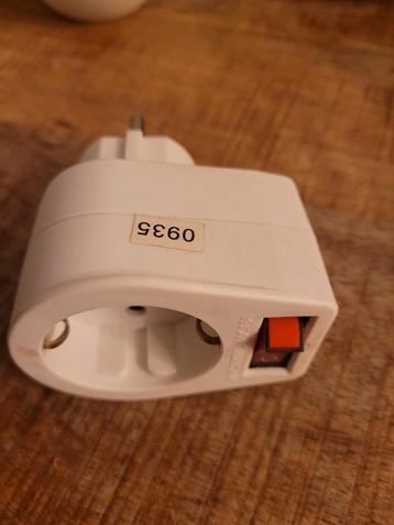 Stekkerdoos met schakelaar beschikbaar voor biedingen