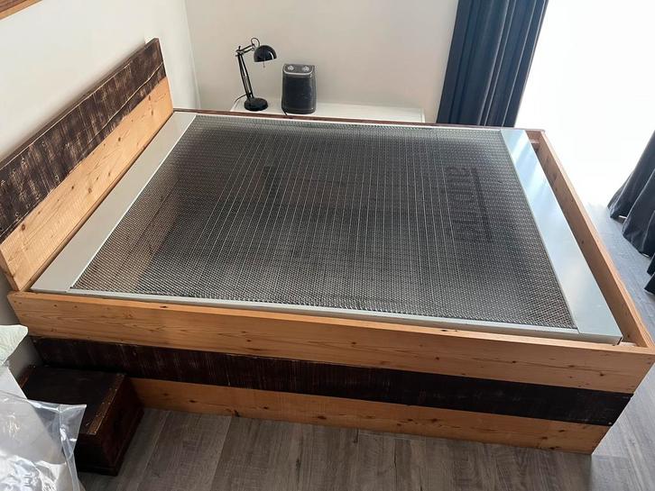 Gratis: Stoer bed met Auping spiraalbodem en veel bergruimte, Huis en Inrichting, Slaapkamer | Bedden, Gebruikt, Tweepersoons