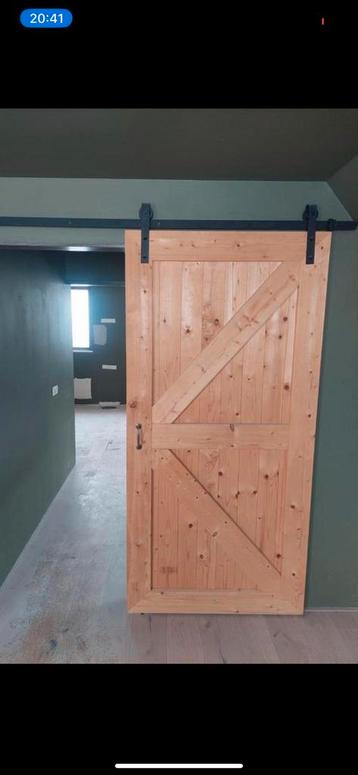Mooie hangdeur beschikbaar voor biedingen
