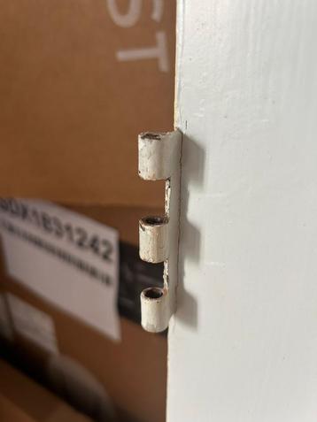 Oude kastdeur met origineel handvat en oude binnendeur beschikbaar voor biedingen