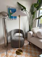 Stalamp wit plissé met messing/gouden voet, Huis en Inrichting, Lampen | Vloerlampen, Ophalen, Zo goed als nieuw, Stof, 100 tot 150 cm