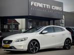 Volvo V40 2.0 D3 AUT6 R-DESIGN 150PK. PANODAK LEDER NAVI AIR, Auto's, Volvo, Euro 5, Zwart, 749 kg, Wit