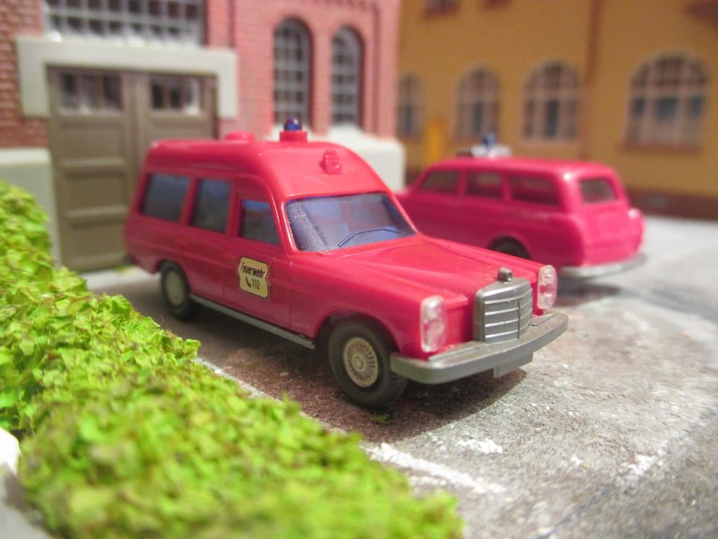Mercedes Benz W114 / W115 /8 Binz Wiking Ambulance 112, Hobby en Vrije tijd, Modelauto's | 1:87, Zo goed als nieuw, Auto, Wiking