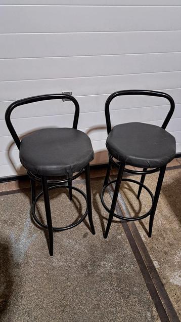 Twee nette zwarte krukken met rugleuning beschikbaar voor biedingen