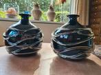 Grote bolle zwarte glazen vazen met reliëf slinger., Antiek en Kunst, Antiek | Glas en Kristal, Ophalen of Verzenden