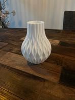 moderne witte design vaas van hard kunststof, Wit, Aardewerk of Porselein, Ophalen of Verzenden, Zo goed als nieuw