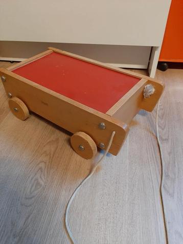 Kar met houten blokjes beschikbaar voor biedingen