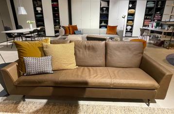 Nieuwe Label bank, hoge rug, model Kameo in bruin/groen leer beschikbaar voor biedingen