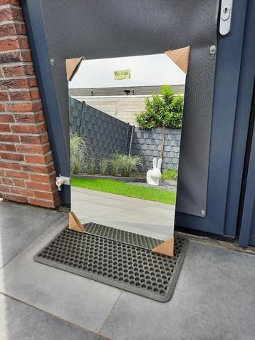Minimalistische spiegel 60x90 incl. wandbevestiging beschikbaar voor biedingen