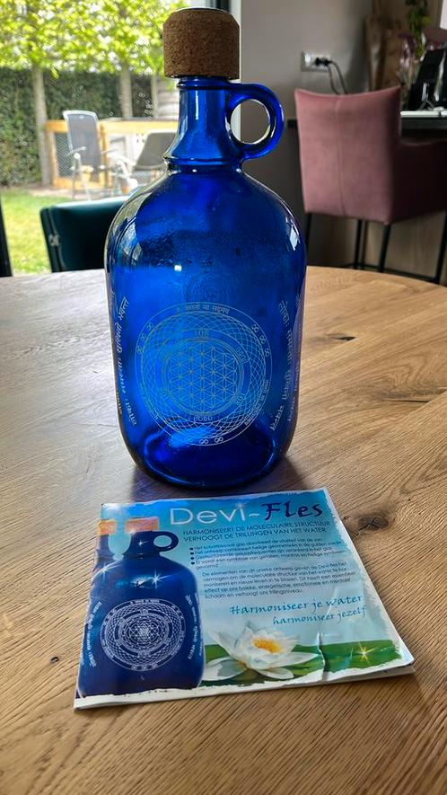 Devi fles : harmoniseert je water, Huis en Inrichting, Keuken | Servies, Overige typen, Overige stijlen, Glas, Ophalen of Verzenden